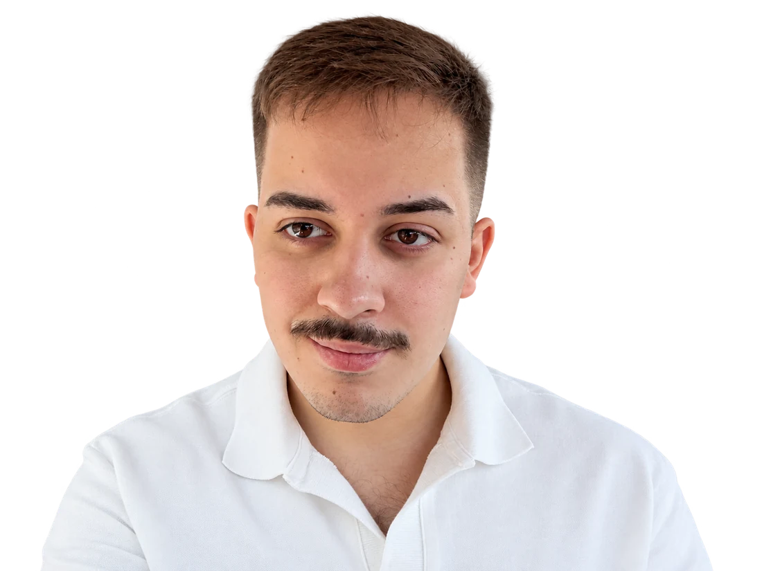 Retrato de Rafael Amarelinho, com polo branco e fundo recortado